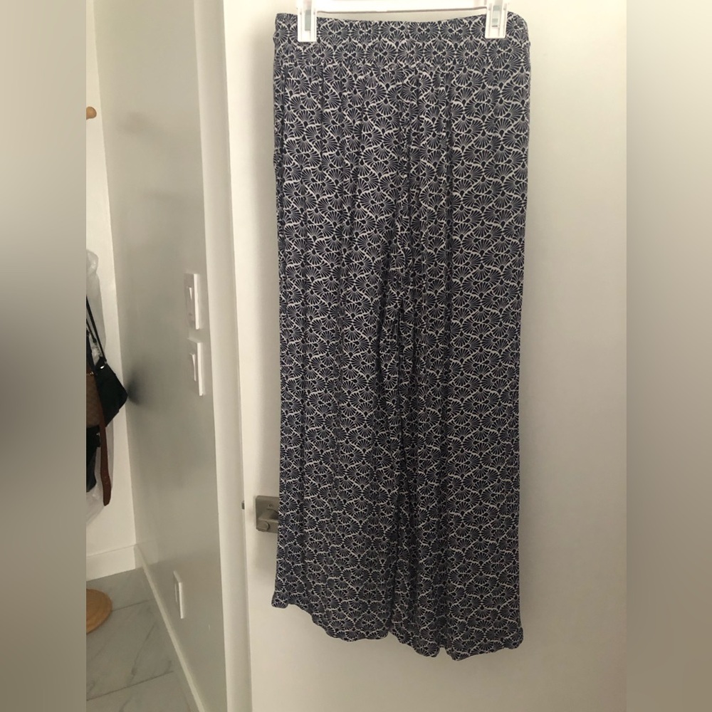 Relaxed wide-leg pants in white and navy.